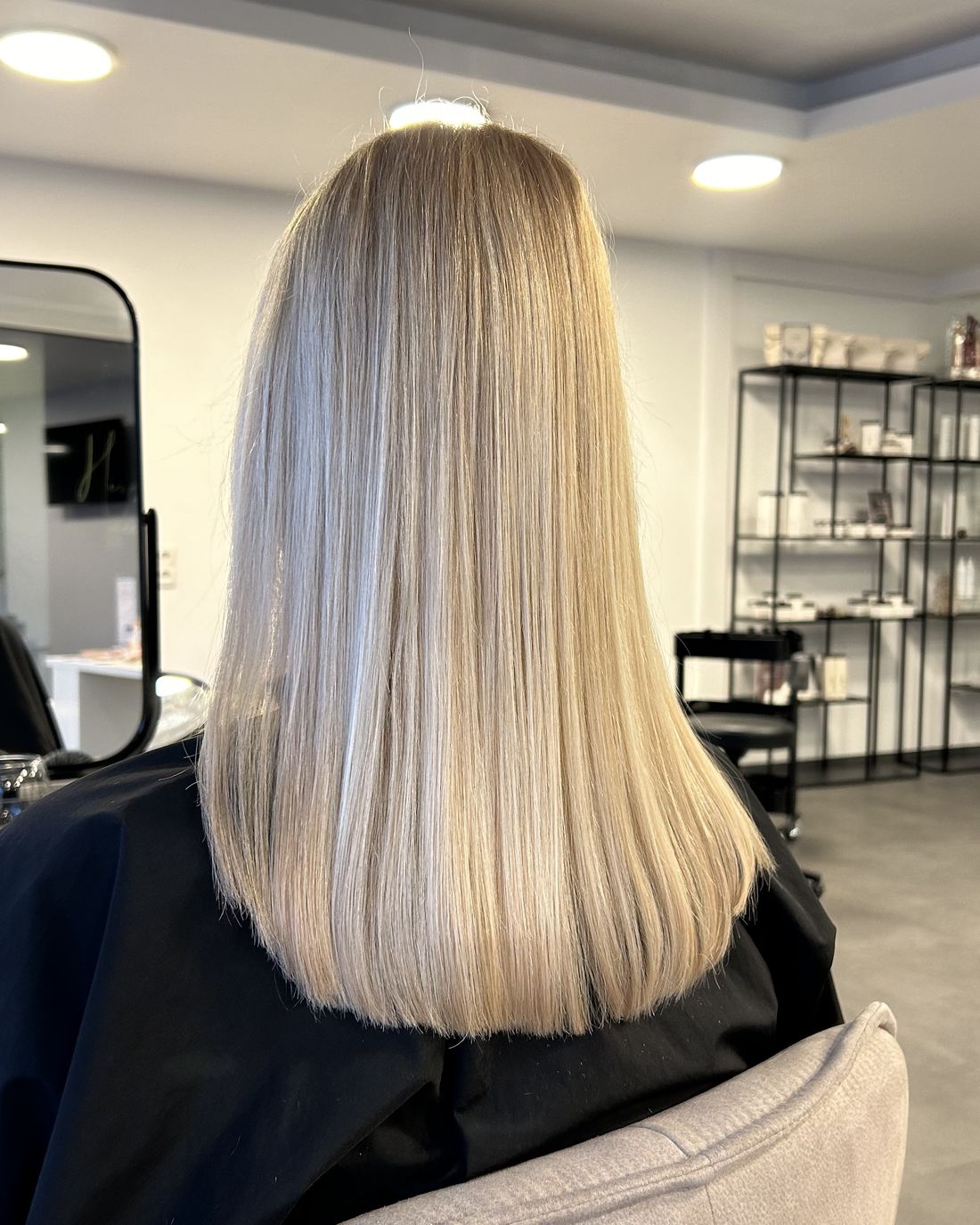 Glattes blondes Haar nach Coloration