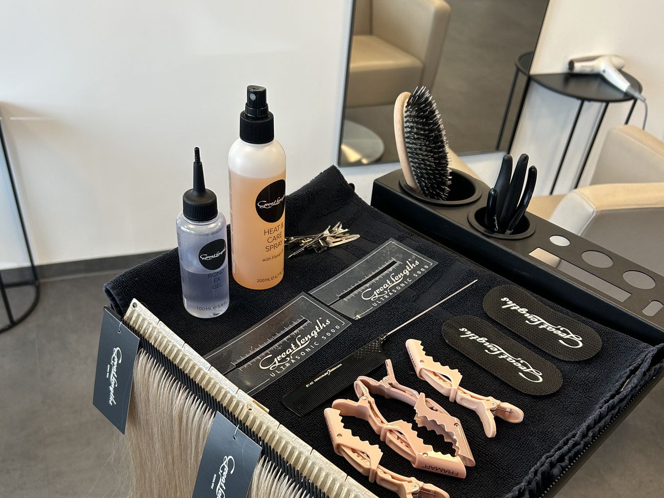 Great Lengths Echthaarsträhnen und Werkzeug im Salon